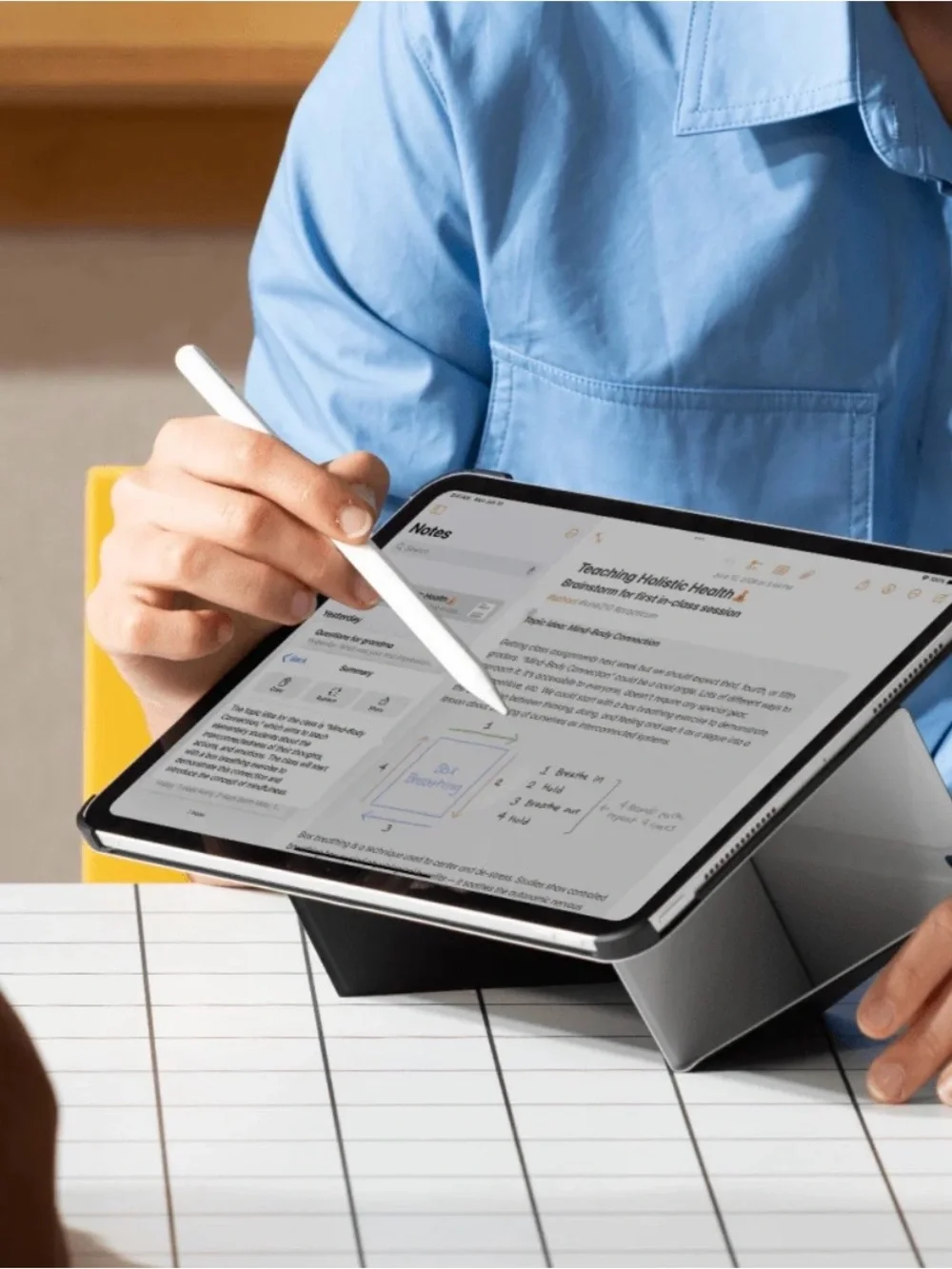 Moft Dynamic Folio Corner Case 13in + free pencil holder